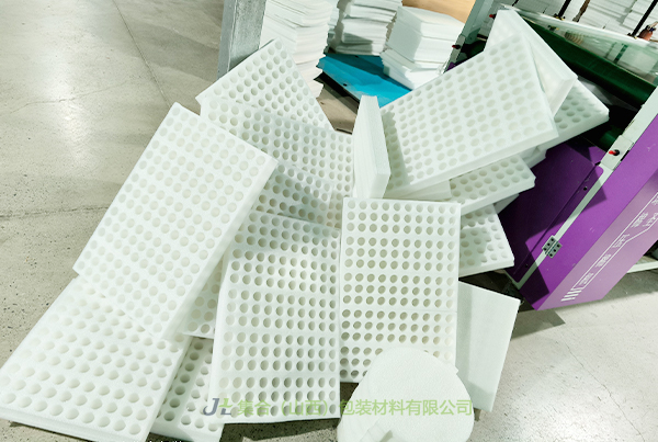 絳縣珍珠棉內(nèi)襯-太原珍珠棉廠專業(yè)生產(chǎn)珍珠棉內(nèi)襯、IXPE復(fù)合珍珠棉內(nèi)襯、XPE復(fù)合珍珠棉內(nèi)襯品質(zhì)卓越